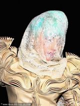 组图：LadyGaga铠甲裙现身悉尼夜店 头罩白纱变妖姬
