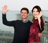 组图：阿汤哥亲昵搂绯闻女友 调笑玩闹艳福不浅