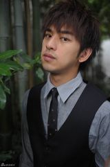 高清组图：陈柏霖东京街头拍写真秀型男本色