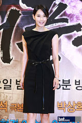 组图：池城金素妍等韩星亮相新剧《大风水》发布会