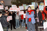 幻灯图：香港TVB职员讨薪 电视城外发起抗议签名