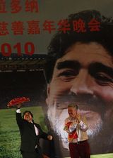 组图：马拉多纳中国学二人转扔手绢 赵本山授艺