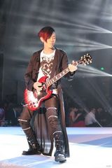 组图：黄义达时装盛典获奖 现场献唱《微光》