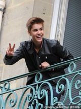 组图：比伯拿扩音喇叭开阳台演唱会