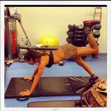 组图：C罗女友自曝香艳私房照 乳沟夹化妆品