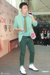 组图：许志安香港办签唱会 与歌迷大玩互动