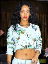 组图：蕾哈娜露脐装显身材 手背纹身土豪范