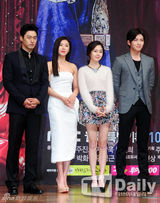 组图：河智苑宣传《奇皇后》抹胸裙红唇性感