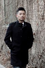 组图：张洪睿黑帮经典造型 尽显优雅熟男风范