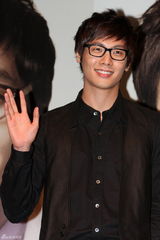 高清组图：《恋爱操作团》记者会 朴信惠劲装显个性