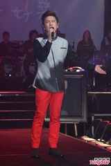 组图：张信哲睽违七年台北开唱 邀萧煌奇尬美声