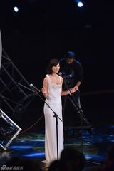 组图：林志玲金马奖大秀性感 和黄渤暧昧欲接吻