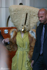 组图：Gaga再出逆天造型 手提包式头套蒙面亮相