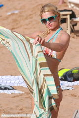 组图：希尔顿与男友鸳鸯浴 海滩戏水被搂蛮腰