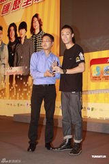 组图：周柏豪花六位数买新车 撇清与何超莲称是朋友