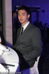 组图：韦唯混血儿子与漂亮女友亲密合照曝光