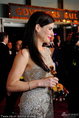 高清组图：影后桑德拉亮相州长舞会 红唇娇艳