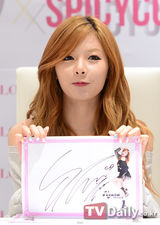 组图：4minute泫雅签名会可爱卖萌秀香肩