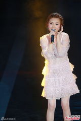 组图：林欣彤献唱金像奖 粉色纱裙可爱妩媚