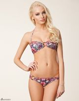 组图：俄罗斯嫩模阿伦娜丰唇美乳 玩清新诱惑