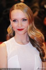 组图：《克鲁德一家》首映 凯奇携妻恩爱亮相