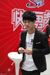 组图：快男北京唱区报名首日 吉他男孩扎推