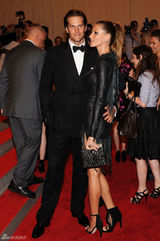高清组图：纽约大都会庆典 吉赛尔-邦辰夫妇秀恩爱