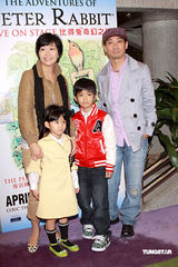 幻灯图：范姜携女看音乐剧 张达明赞狄娜是奇女子  