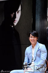 组图：郑雨盛(郑宇成)对话女校学子 条纹装化身暖男