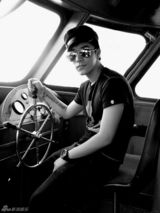 组图：邓宁海外旅行写真大胆撞色