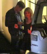 组图：斯威夫特深夜约会同片男星疑燃恋情