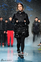 李胜基白衬衣帅气亮相 南圭丽(南奎丽)绿裙清丽淡雅(图)