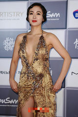 组图：韩秀雅露背吊带裙亮相 胸型一览无遗