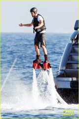 组图：莱昂纳多变身水上钢铁侠 飞离水面引围观