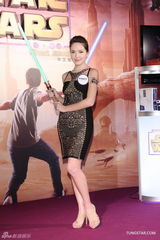 组图：许玮宁性感代言 称艺人与狗仔是鱼水关系