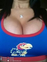 组图：美大学生晒乳沟鼓励球队创佳绩成流行