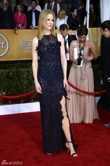 组图：19届演员工会奖举行 女星各色长裙PK红毯