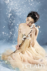 组图：殷桃封面大片优雅演绎飘雪女人