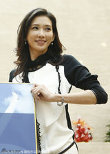 组图：林志玲裙装搭配雪地靴亮相 台上俏皮可爱