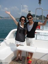 幻灯图：《无懈可击》游艇派对 戚薇田亮亲密互动