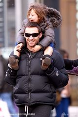 幻灯图集：休-杰克曼展慈父情怀 被女儿当马骑 