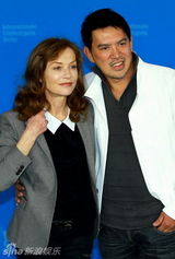 组图：电影《绑架》发布会 法国女星伊莎贝尔亮相