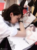 组图：戚薇签售会恰逢母亲节 献唱感激阿姨粉