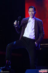 组图：萧敬腾上海开唱雨神未发威 被何韵诗调侃