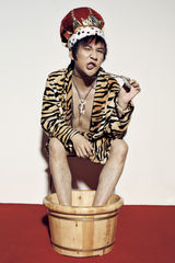 组图：大张伟戴皇冠拍写真 红毯泡脚续写岔王传说