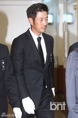 组图：金喜善等含泪参加金宗鹤导演遗体告别式