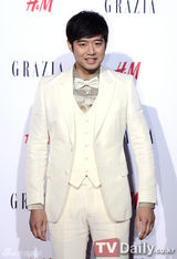 组图：严志媛出席活动裸色裙装高贵似公主