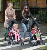 组图：杰西卡-帕克皮衣酷帅 推双胞胎女儿出游