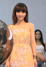 组图：柳岩亮相车展 花色长裙小露香肩