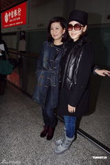 组图：杨思琦产女后独自返港 称将独立抚养女儿